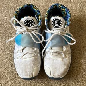 Boys Kyrie Irving basketball shoes 6Y